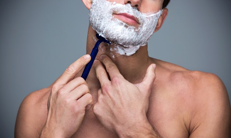 Imagem - Homem fazendo barba com lamina de barbear